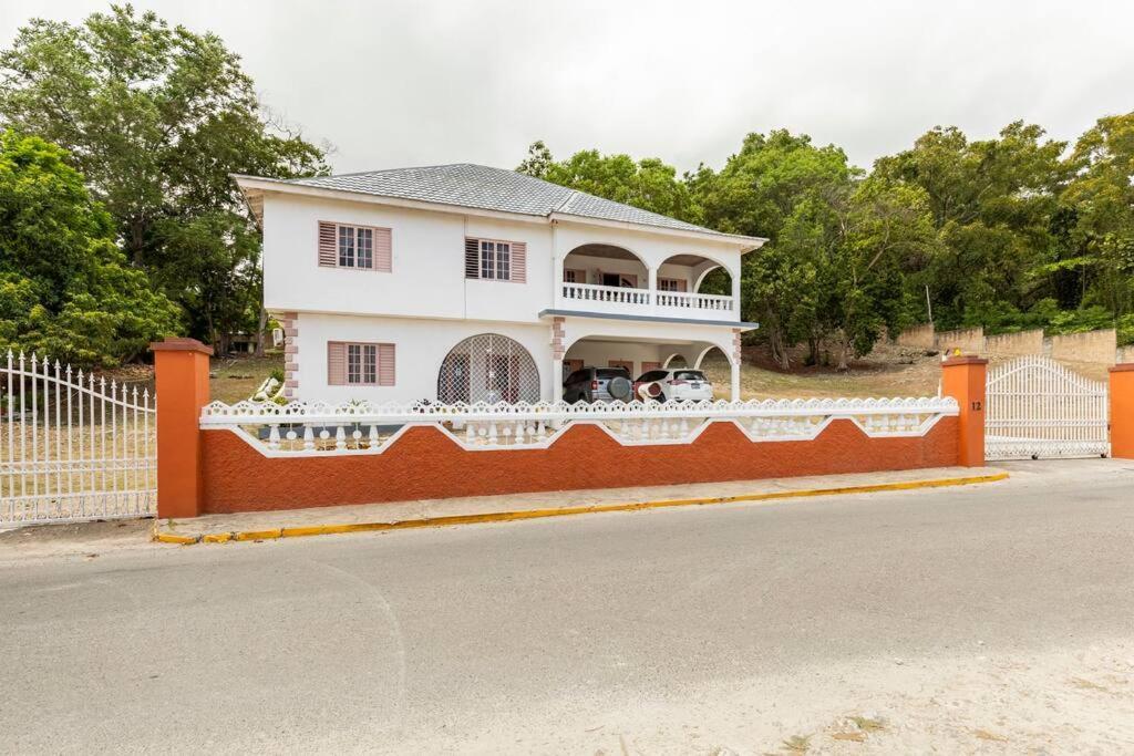 Shaw Park Gem Apartamento Ocho Rios Exterior foto